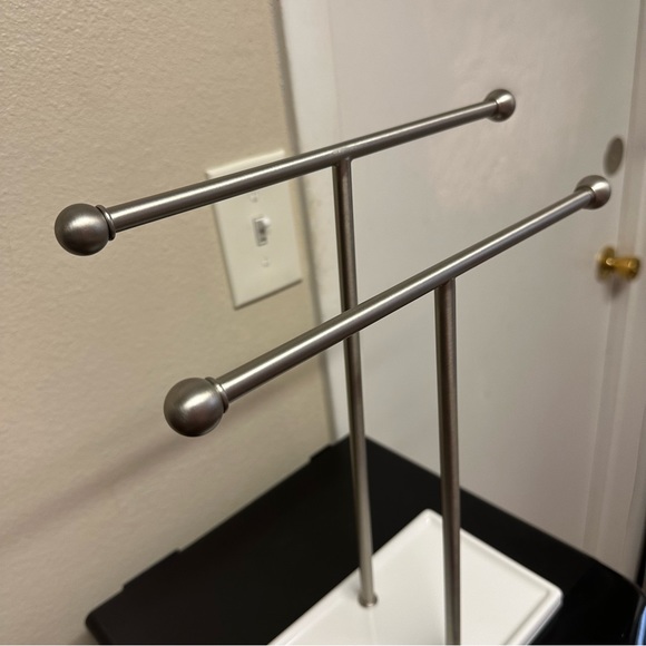 Double-T Hand Towel and Accessories T-Shape Stand - Picture 4 of 7